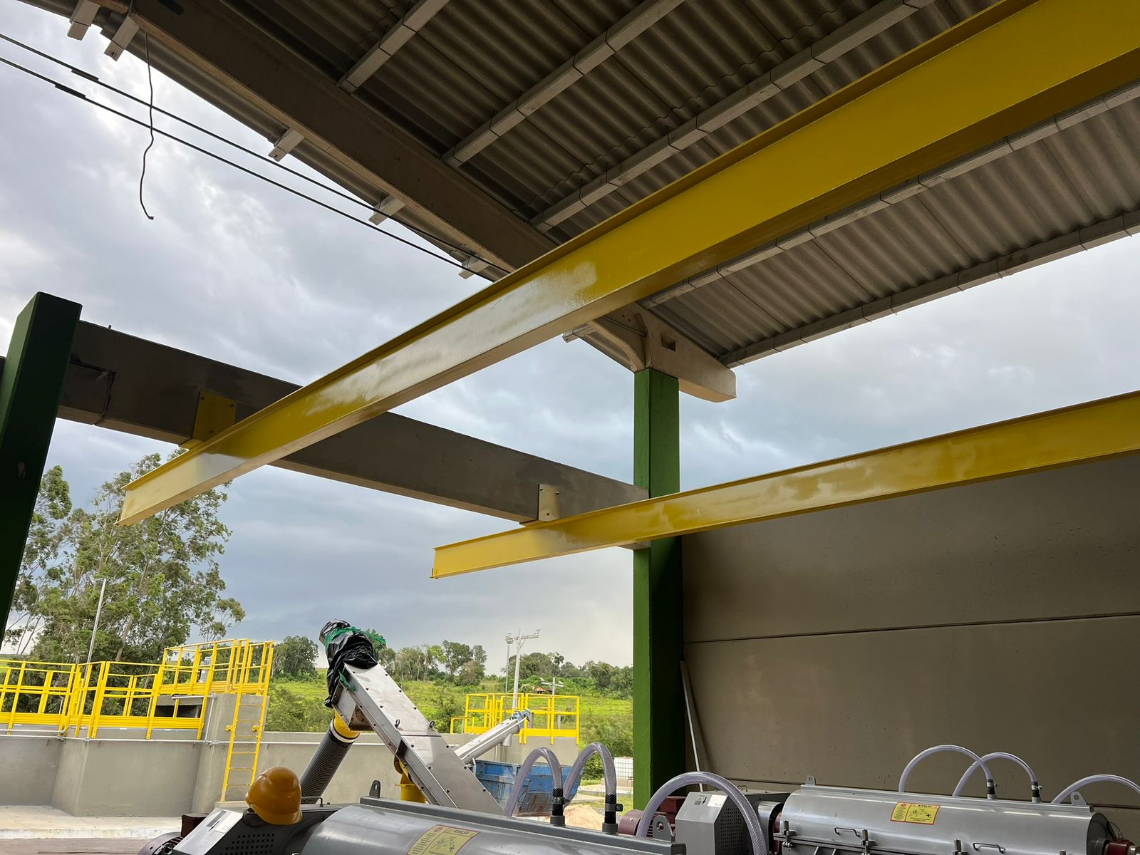 Estrutura metálica industrial instalada sobre pilares de concreto no Paraná