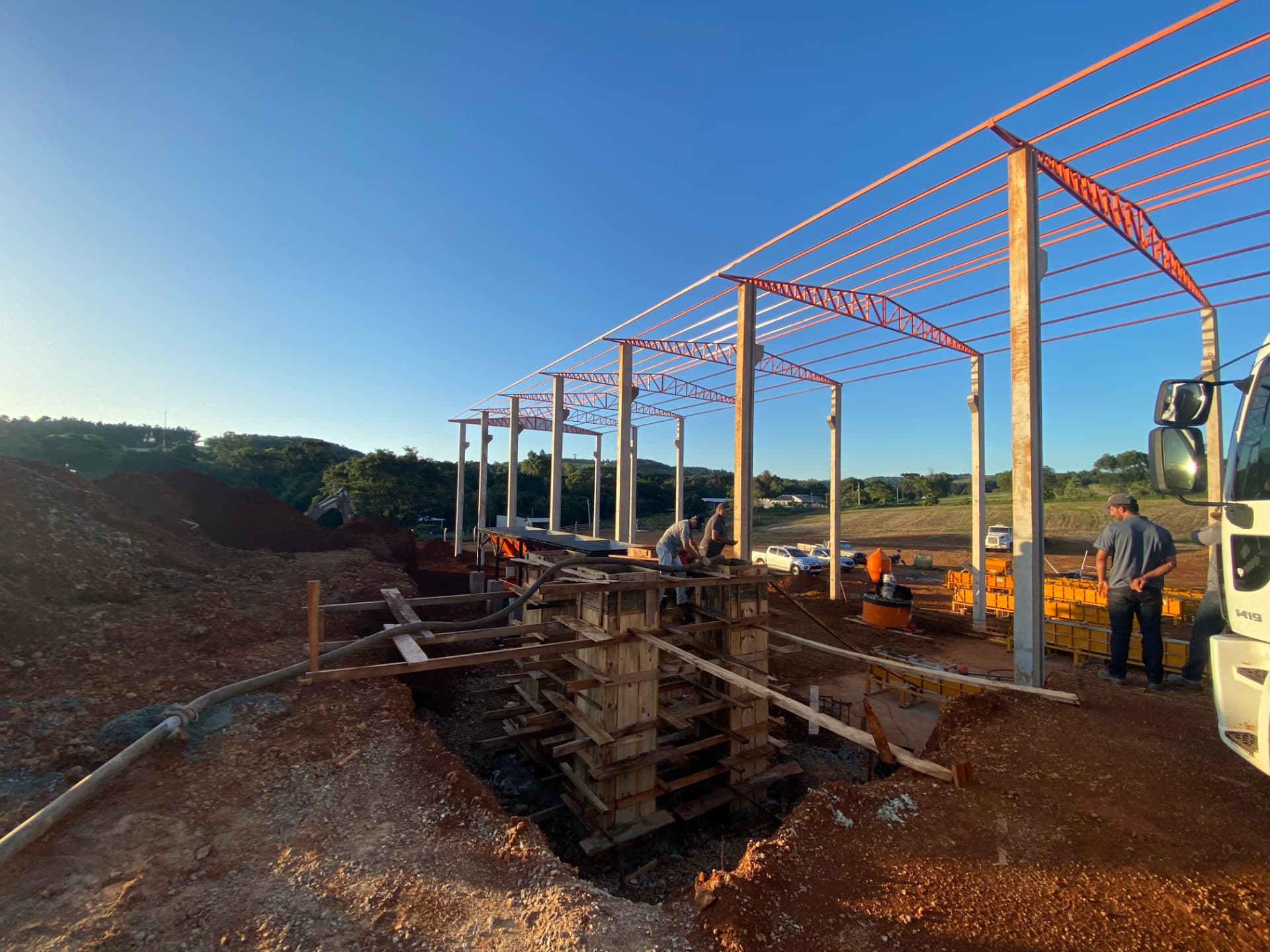 Montagem de tesouras metálicas em obra de galpão industrial no Paraná